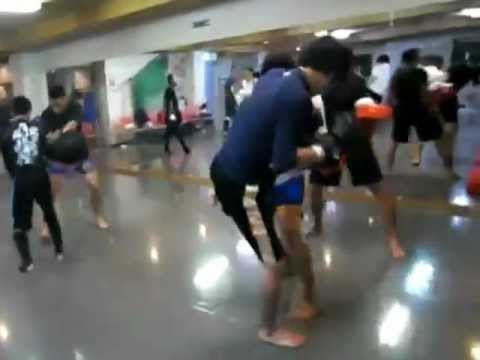 キックボクシングコンビネーション　ジャブ～ワンツー～ミドル～ロー