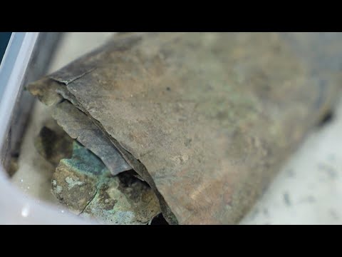 Peças de bronze finas como papel escavadas na escavação arqueológica de Sanxingdui