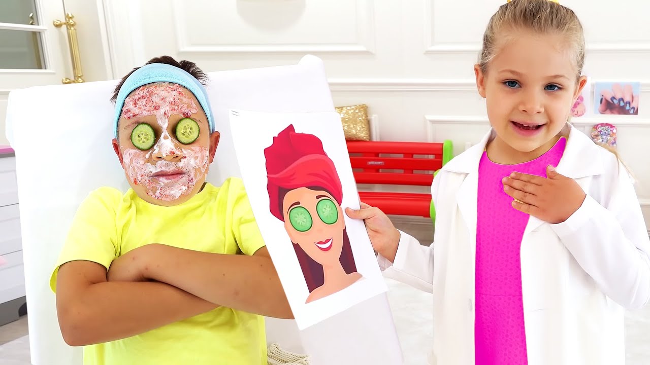 Diana pretends to have her own beauty salon with New kids makeup kits!