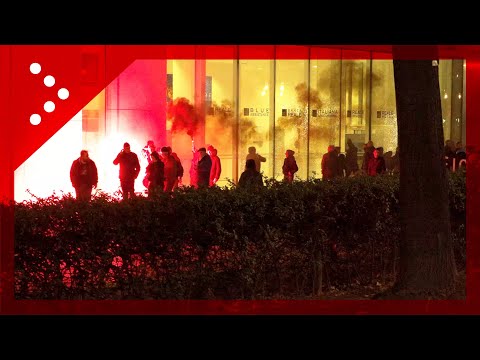 Anarchici a Torino per Alfredo Cospito, danneggiate a martellate le vetrine di una banca