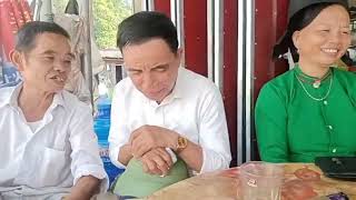 The boys of Van Lang commune and the girls of Thien Thuat sing sli very well on the market day.