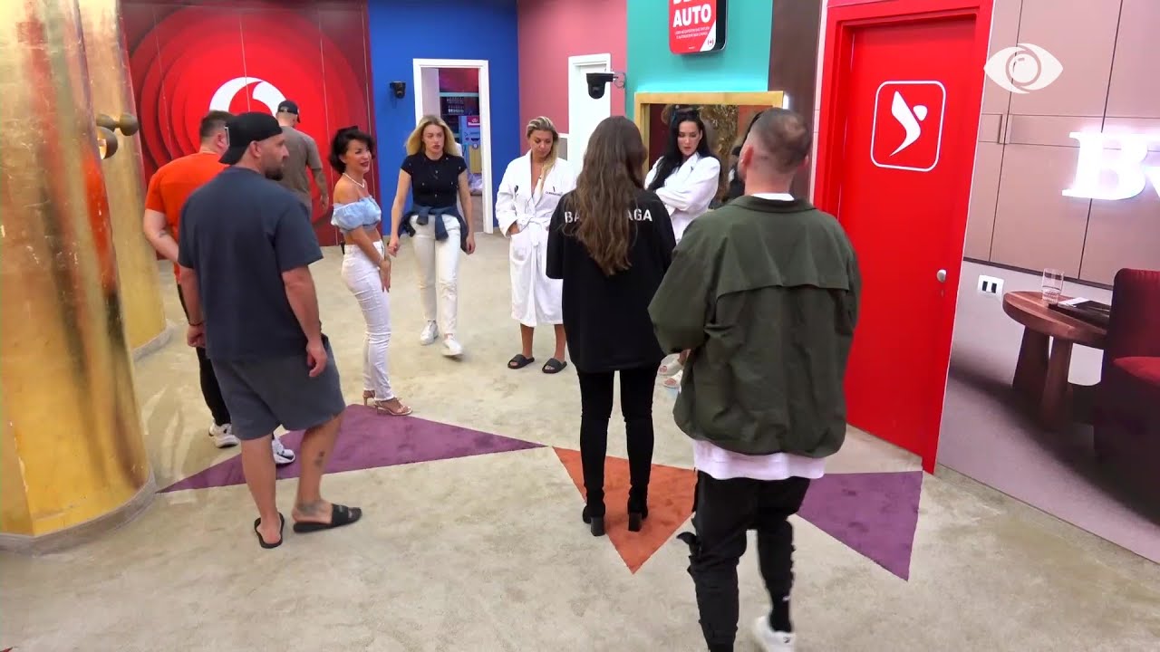 Mes lotësh dhe duartrokitjesh, banorët përcjellin Egla Cenon