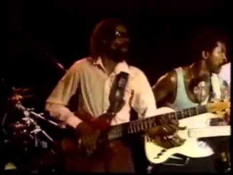 The Crusaders w/Stanley Clarke & Larry Graham - Put It Where You Want It.flv