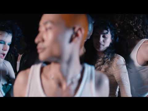 Triángulo de Amor Bizarro - Vixiantes Do Espello (Video oficial)