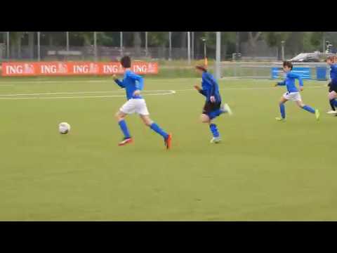 Kampong in de aanval, Mauro verdedigt.