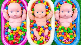 Download lagu Mencampur permen warna warni dalam bak mandi dengan boneka bayi yang lucu   Video ASMR Memuaskan mp3