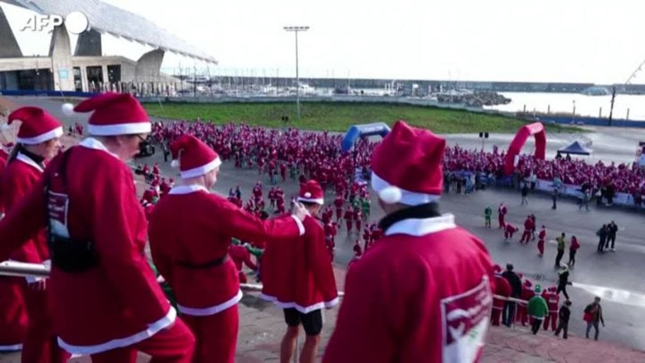 A Barcellona migliaia di runner-Babbi Natale partecipano a una gara di 5 km