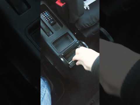 Golf IV montaż i demontaż "uchwyt na kubki tył"