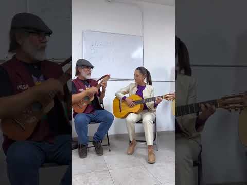 Sheinbaum 'presume' sus dotes tocando la guitarra #short #shorts #politicomx