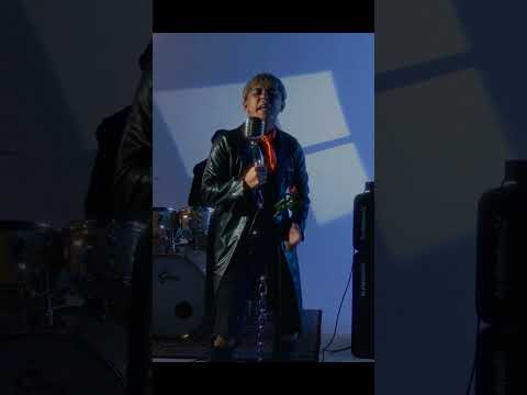 Melekatttt dengar suara Ary Klangit ni