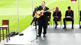 craig herbertson sings hearts of glory at tynecastle park 11-11-18