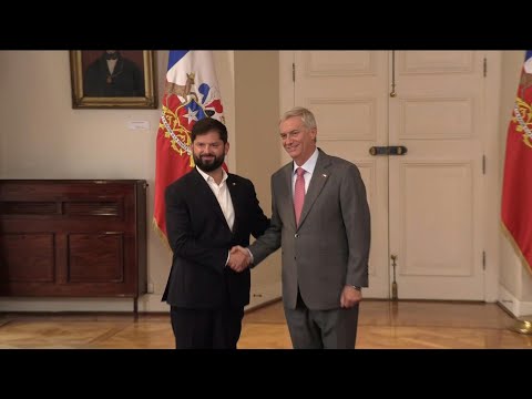 Video | Chilean President Boric receives president-elect Kast after election victory | AFP