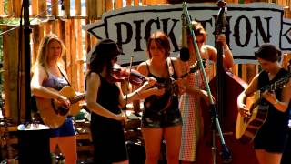 09 Della Mae 2014-08-02 Pine Tree