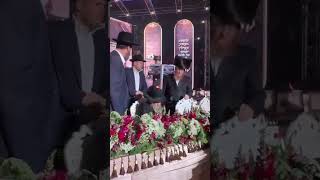 💥אהבת אב לבנים: אמש בבנייני האומה כניסת מרן המשגיח רבי דן סגל לאירוע בר המצוה ל-52 יתומי זה לזה.