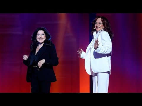 Loles León y Mariola Fuentes imitan a Baccara en 'Yes Sir, I can boogie' - Tu Cara Me Suena