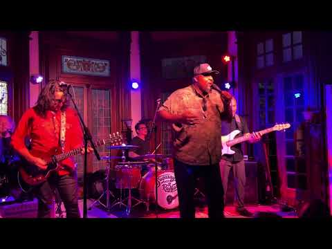 Videoclip de Gonna Lift You Up — Sugaray Rayford