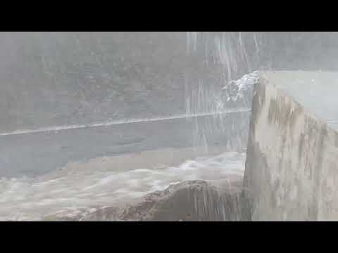 Caindo Uma Chuvinha Abençoada no Centro de Lago da Pedra-MA. As Crianças Aprontando 