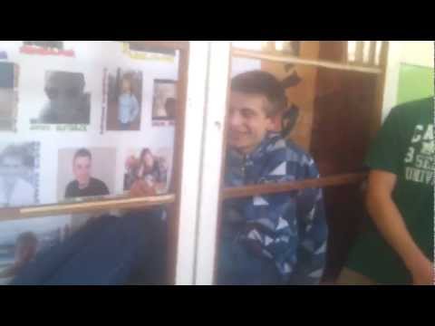 žiaci I.B našli nezabezpečenú vitrínu