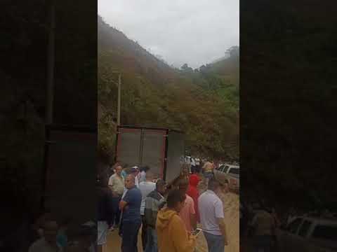 Deslizamientos bloquean vía entre Santa Fe de Antioquia y Cañasgordas #noticiascolombia #viajes