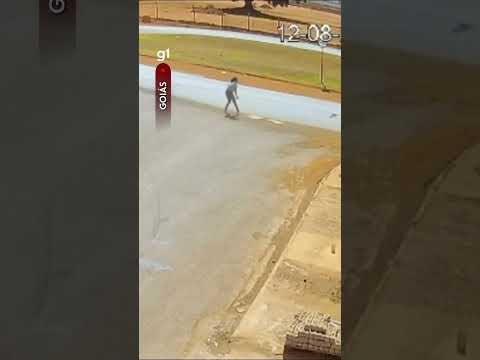 Mulher se joga de carro em movimento com medo de ser morta pelo marido, diz PM !