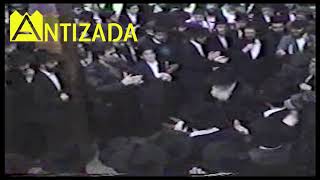 שירת בר יוחאי  בכניסת הרבי מליובאוויטש ל770 ל"ג בעומר תנש"א - התמונה מוצגת ישירות מתוך אתר האינטרנט יוטיוב. זכויות היוצרים בתמונה שייכות ליוצרה. קישור קרדיט למקור התוכן נמצא בתוך דף הסרטון