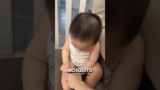 Download lagu Bayi kecil ini meminta ibunya untuk menggaruk gigitan nyamuk di kakinya mp3