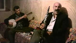 preview picture of video 'Mustafa Ölmez (klarnet) & Ali Alptekin (cümbüş) - 4/7 Tepte (Koru Köyü) Arapgir / Malatya'