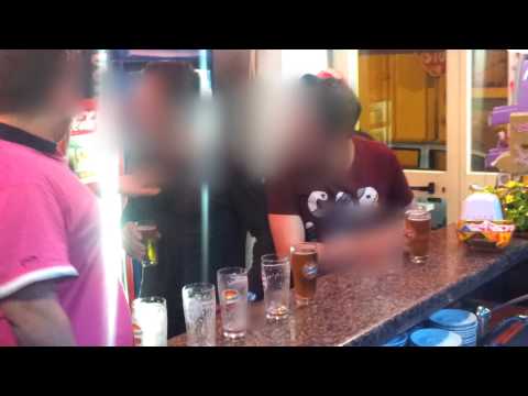 Coppia di scommessa  tra  amici  bere responsabilmente