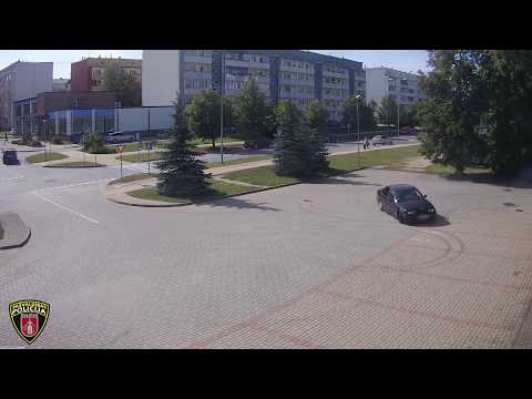 Kuldīgā policija fiksē, kā gaišā dienas laikā BMW spēkrats "Driftē"
