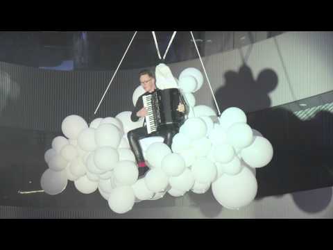 15 žurnalo „Žmonės“ gimtadienis: M.Levickis nepabūgo aukščio ir sukūrė ypatingą pasirodymą