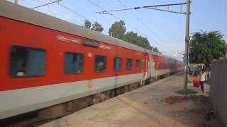 preview picture of video 'HOWRAH RAJDHANI OVERTAKES POORVA EXPRESS'