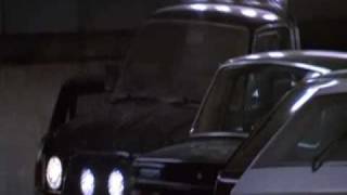 Отрывок из фильма "Танго и Кэш". Кэш преследует бандита на парковке