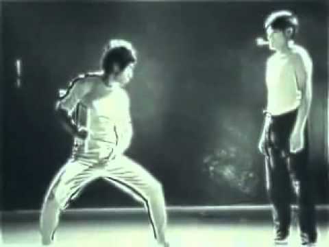 Bruce Lee demostrando havilidades