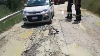 auto-in-panne-bloccata-nel-fango-a-creta