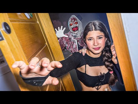 Essa Menina Desconhecida Estava FUGINDO DO PALHAÇO! Mas...