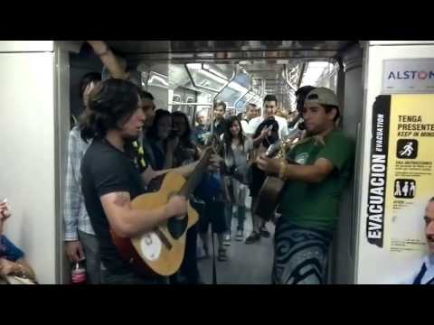 otro video del weon loko de rafael budu en el metro