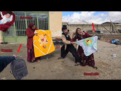 محبت،جشن:cameraman helps the first lady buy baby clothes and the second lady gets involved with him