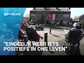 Nummer 26! Ouderen spelen bingo vanaf het balkon