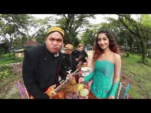 Fisip Meraung feat. Safina Nadisa (Jungkat-Jungkit) -  Setrong (Official Video Clip)