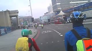 preview picture of video 'Red light jumper gets pulled over at Elephant and Castle'