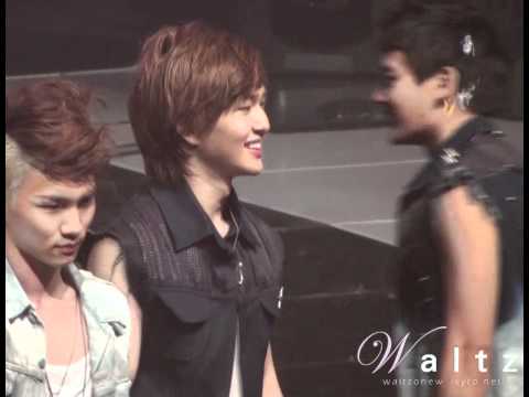 [FANCAM] 100806 SHINee's backdancer throwing confetti at Onew  after K-Chart #1 win