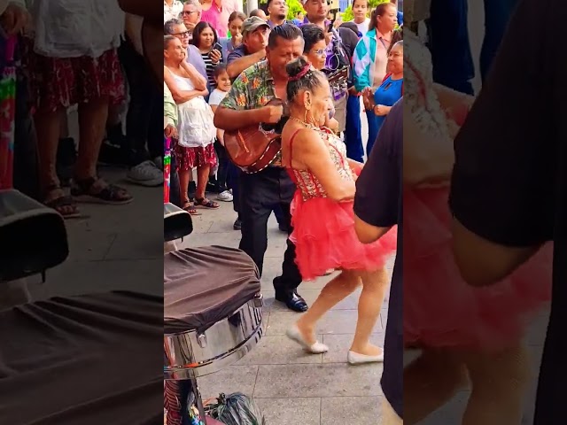Vídeo relacionado con Nickelodeon Wreckin It Camisa, Negro, XXL para Mujer