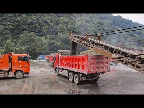 Loading trucks by conveyor belt