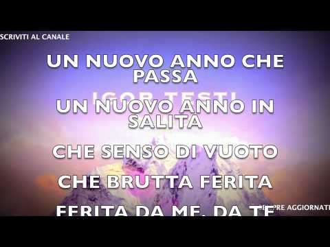 Occhi oscuramente verdi e lentiggini La crema per candeggiare di prezzo della pelle