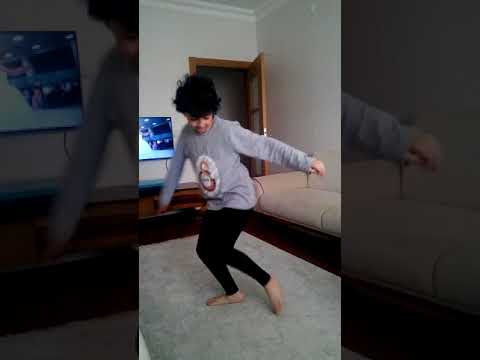 Salih ve İpek Erik Dalı Oynuyor