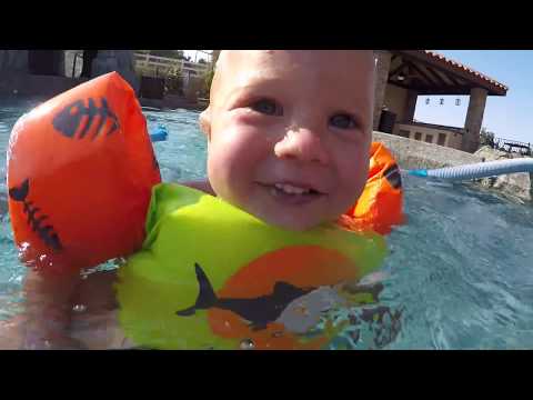 鯊魚在游泳池襲擊PRANK! (SHARK ATTACK PRANK IN SWIMMING POOL!)