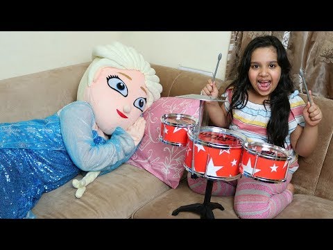 शफ़ा संगीत वाद्ययंत्र बजाती है और एल्सा को जगाती है।