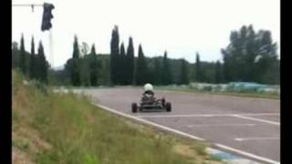 preview picture of video 'Show Karting - Unas curvas en el karting de Sils.'