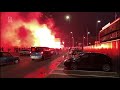 Honderden, misschien wel duizenden supporters met vuurwerk bij de Kuip
