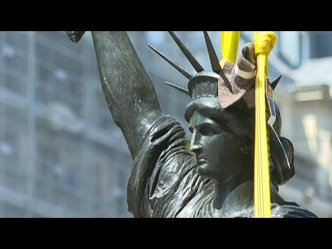 شاهد "تمثال حرية" مصغّر في طريقه للسفر من فرنسا إلى الولايات المتحدة …